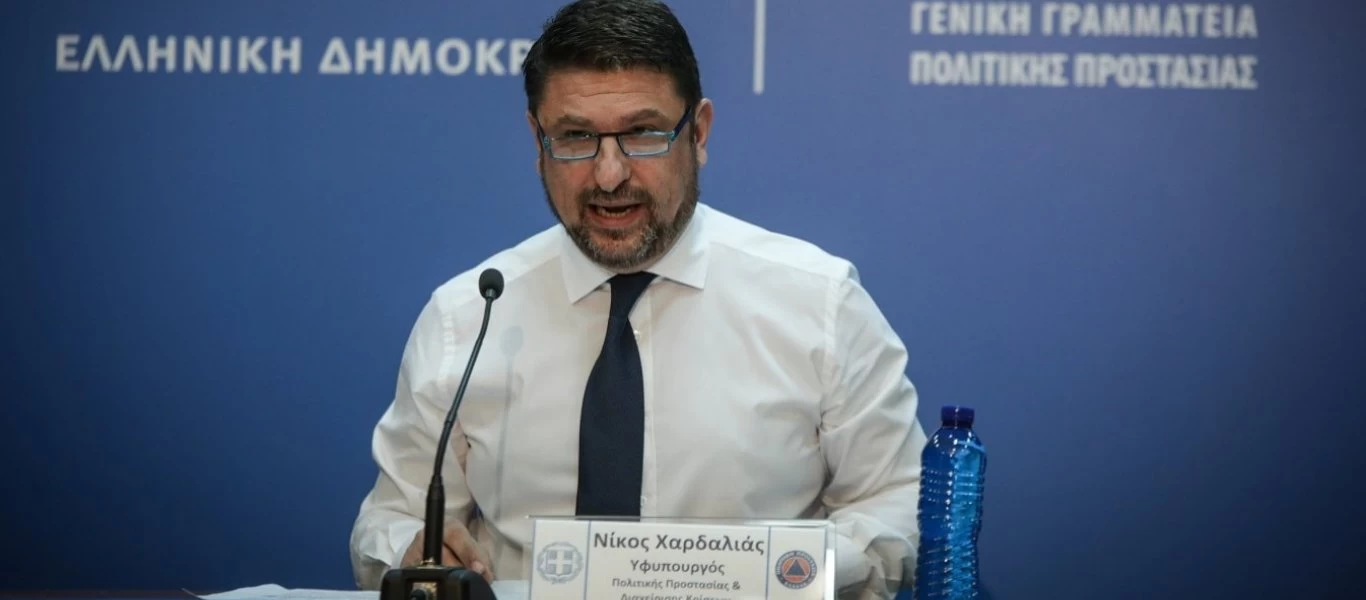 «Δείτε τα δάχτυλά του»: Το πρωτοσέλιδο - έπος για τον Νίκο Χαρδαλιά που τερμάτισε τη συνωμοσιολογία (φώτο)